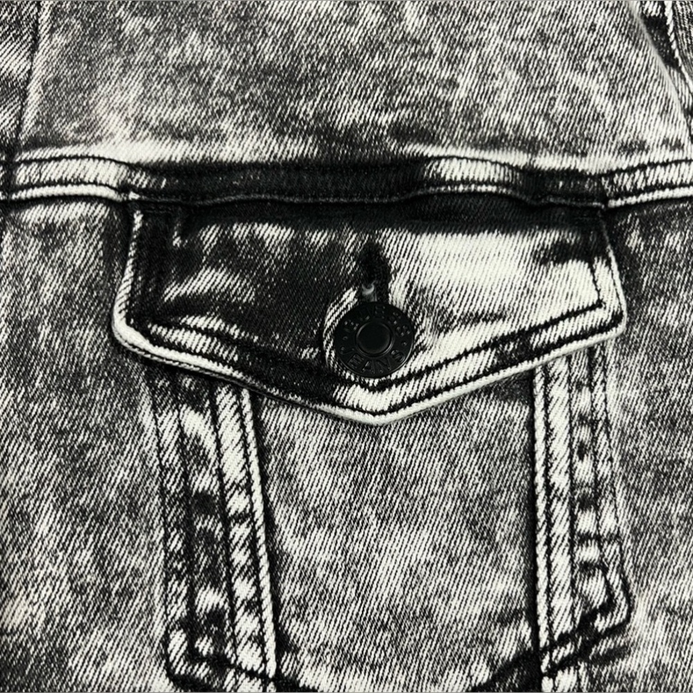 Like New Guess Black and Gray Denim Jacket Bleach Wash Size Large Men’s - Picture 9 of 17